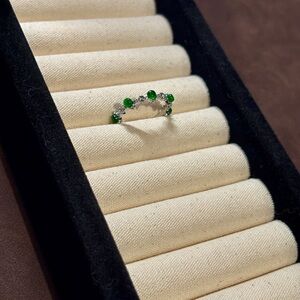 Elegant Green and Silver Women's Ring